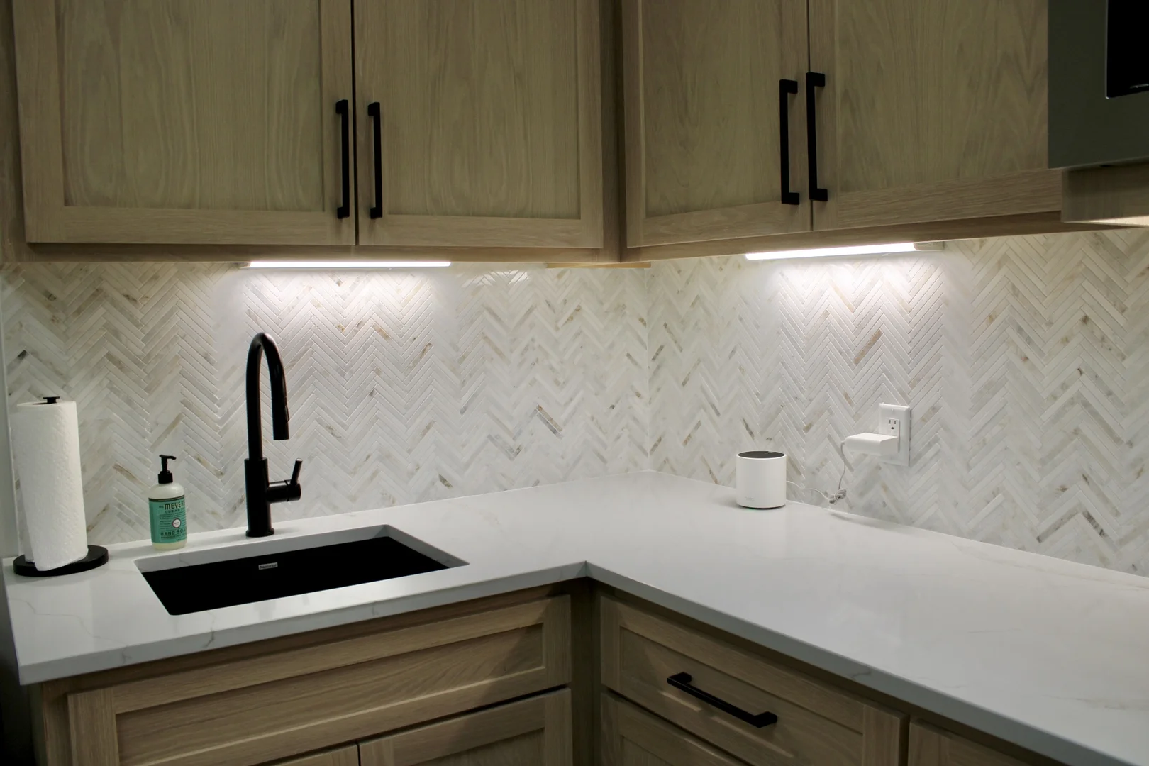 CLOSE UP KITCHEN COUNTERS